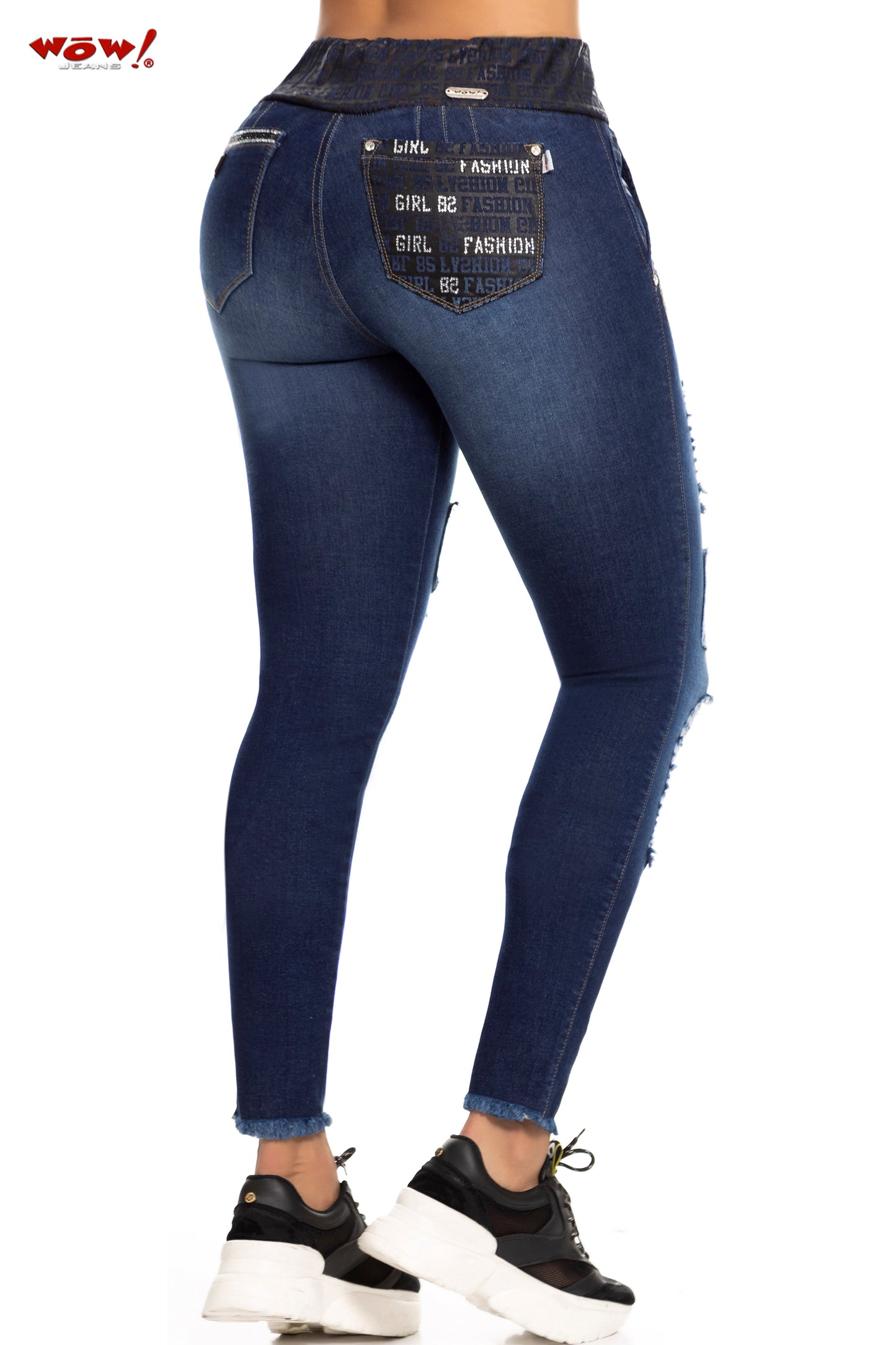 Vaquero WOW tipo Jogger push up de tiro medio-alto azul con bolsillos y pretina anatómica engomada, cordón ajustable en cintura y bota desflecada.