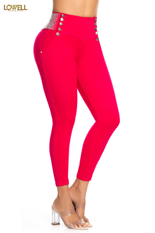 El emocionante vaquerazo Push Up Ref 57033 es una opción única a la hora de vestir. Esta prenda con tonalidad fucsia es ideal para lucir en ocasiones especiales. Además, incluye un precioso diseño con pedrería en la cintura y botones en los laterales. Al estar diseñado sin bolsillos, destaca la figura femenina al ajustarse perfectamente. ¡Tú belleza se verá resaltada!