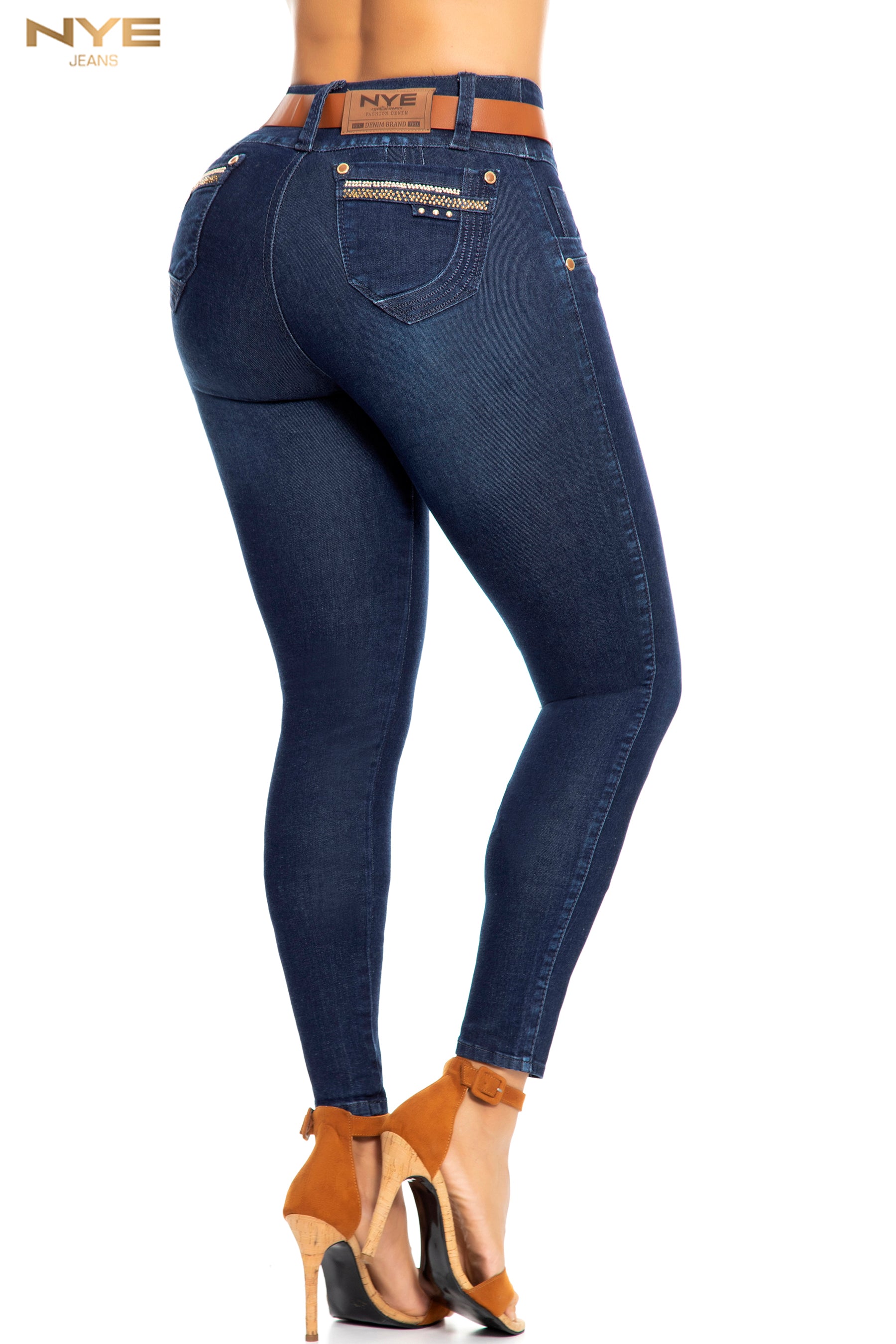 El Vaquero Push Up Ref 64049 es un clásico pantalón azul que cuenta con bolsillos traseros y una pretina anatómica de tres botones. Ofrece un ajuste perfecto y realza la figura. Ideal para un look casual pero elegante. ¡Siéntete cómodo y con estilo con este pantalón!