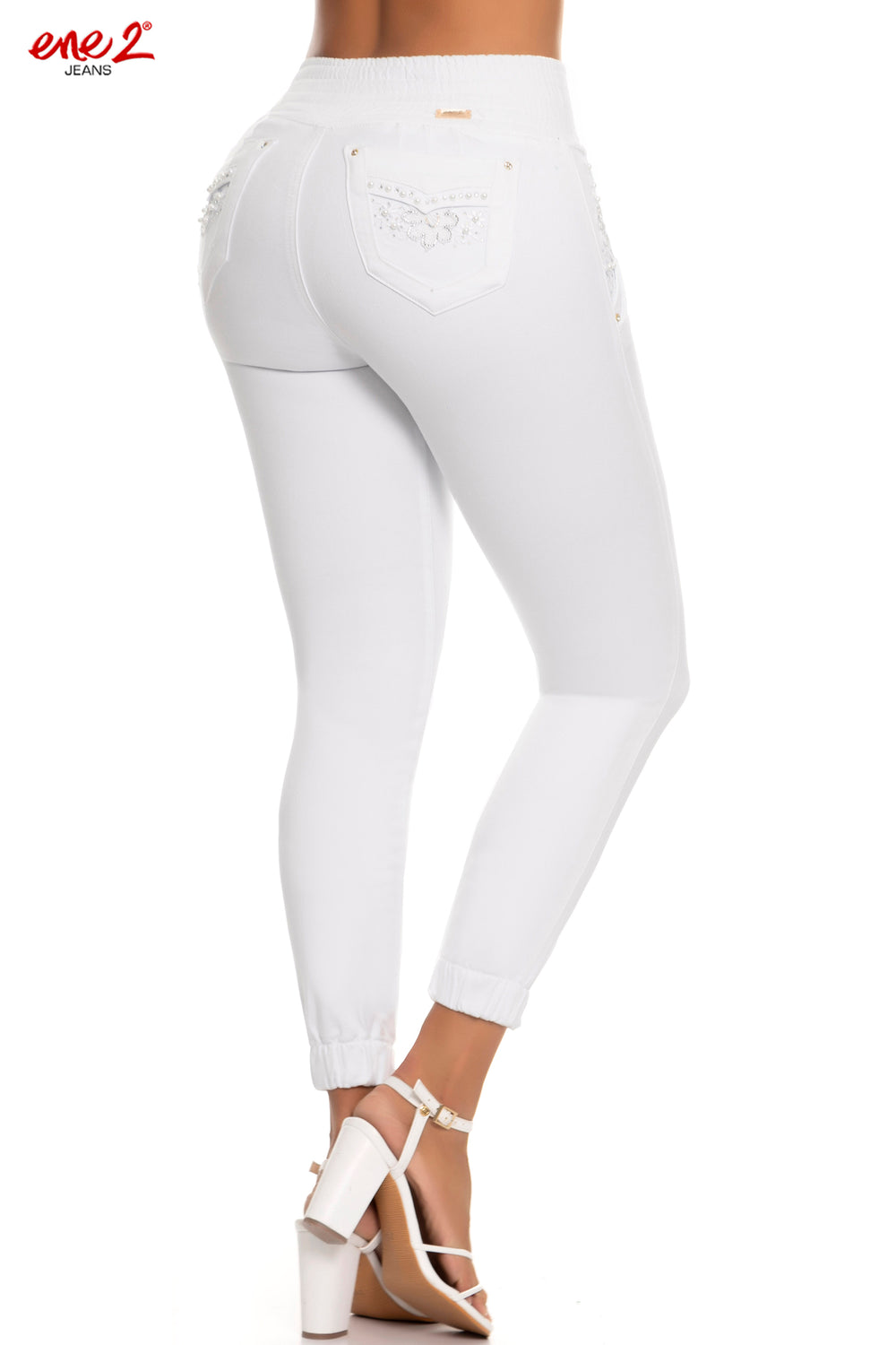 Los vaquero jogger Push Up Ref 904739, son el perfecto equilibrio entre comodidad y diseño. Diseñados con una pretina y bota engomada, un ajuste por cordón en la cintura y bolsillos traseros, estos pantalones nos ofrecen un ajuste cómodo sin sacrificar el estilo. Además, se completa con decorado de flores en pedrería para un toque glamuroso.