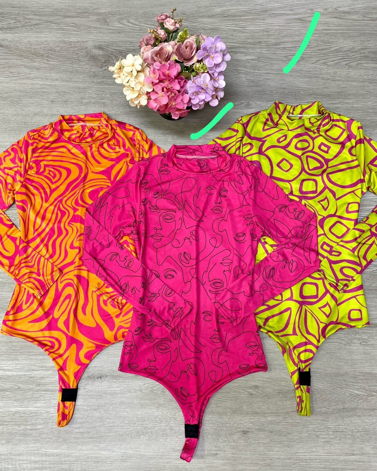 El BODY MOLDEADOR Ref 1202 es una prenda perfecta para realzar tu figura gracias a su diseño moldeador y su estampado en color fucsia. Con mangas largas, te mantendrá cálida y cómoda mientras luces un look elegante y femenino. ¡No dejes pasar la oportunidad de sentirte segura y hermosa con este body!