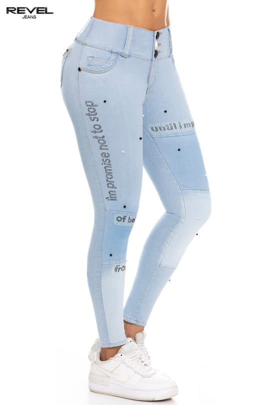 Vaquero push up de tiro medio-alto color azul claro, con letras en predrería y bolsillos traseros.