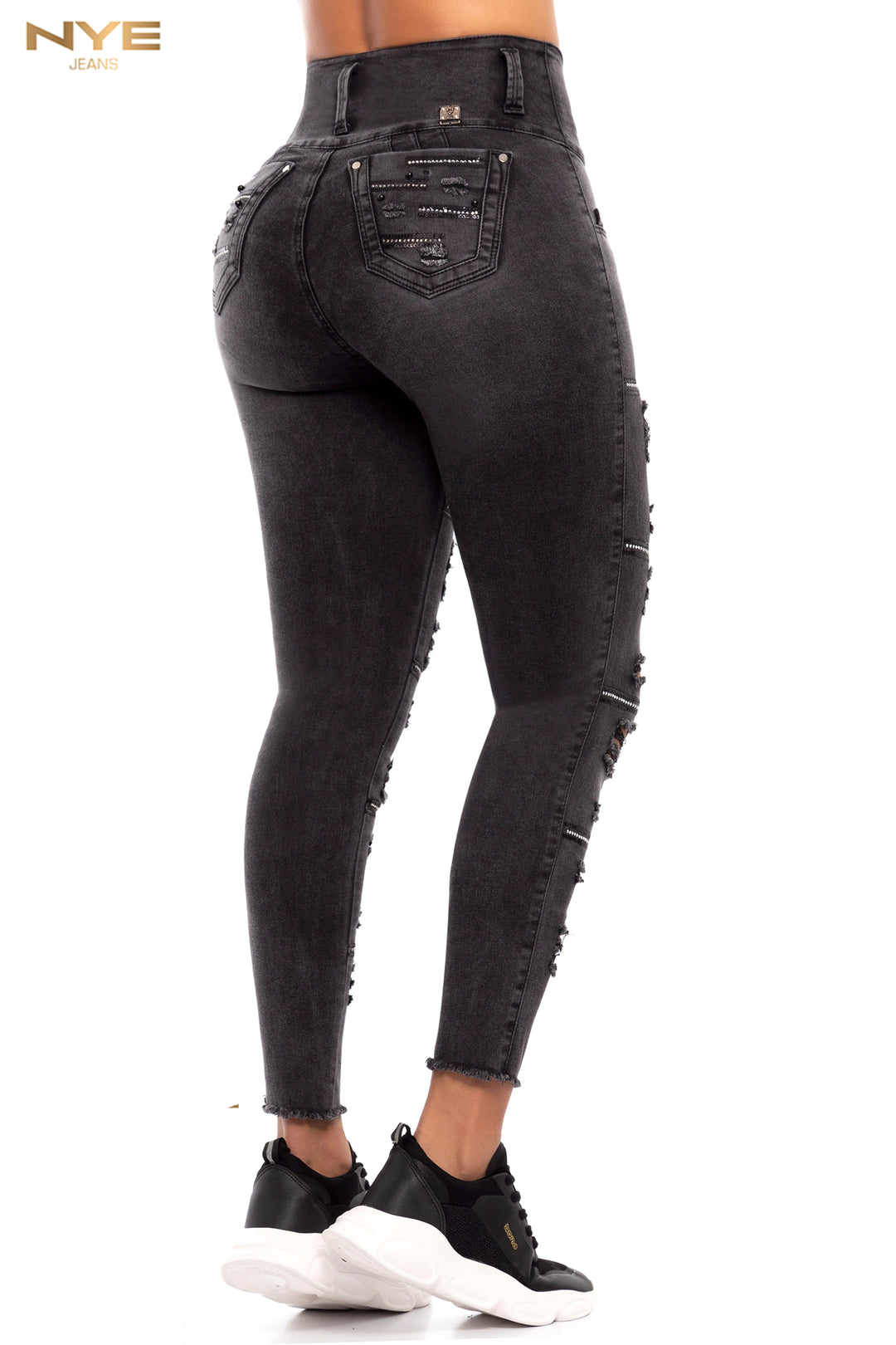 Vaquero push up rasgado gris oscuro de tiro medio-alto con pedrería y botas desflecadas.