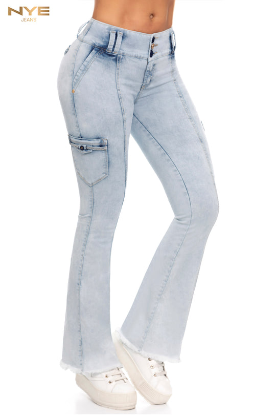 Vaquero push up tipo cargo de talle medio-alto color azul claro con bota ancha desflecada. 