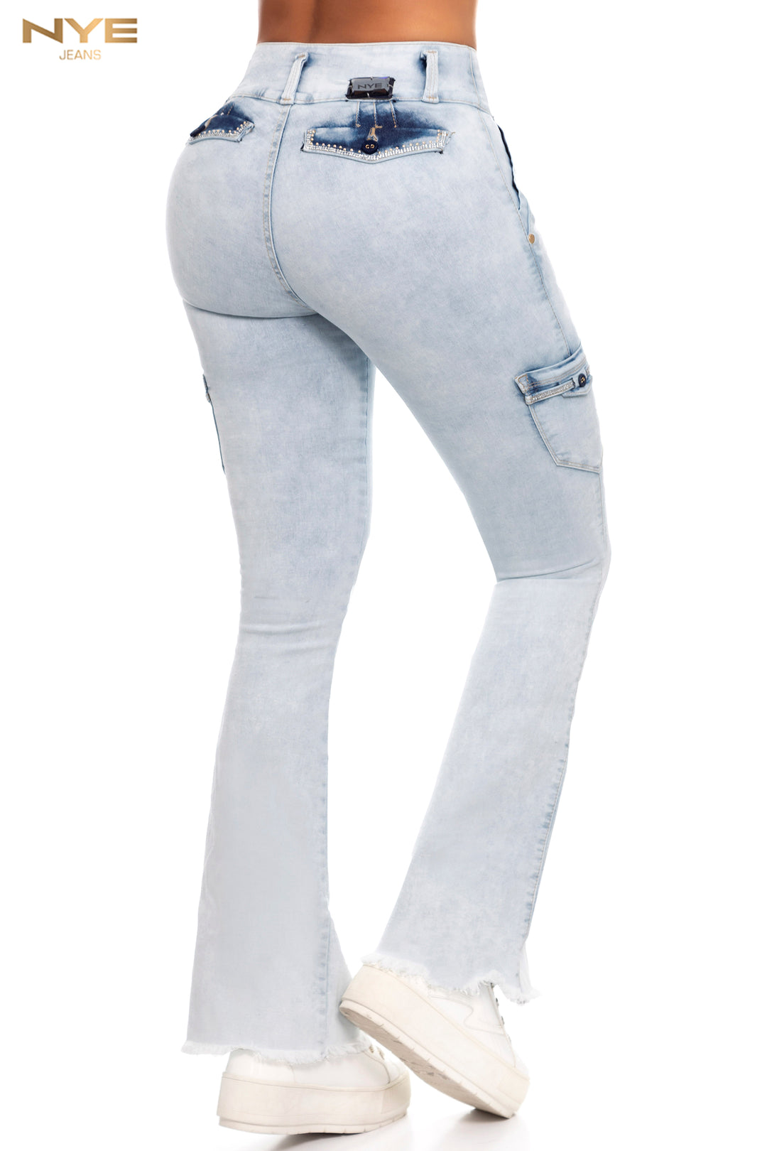 Vaquero push up tipo cargo de talle medio-alto color azul claro con bota ancha desflecada. 